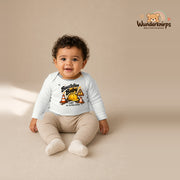 Babybody für Jungen in Weiß mit Motiv „Baustellenbaby“, getragen von einem Kind – Wunderknirps.