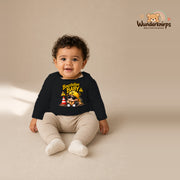 Babybody für Jungen in Schwarz mit Motiv „Baustellenbaby“, getragen von einem Kind – Wunderknirps.