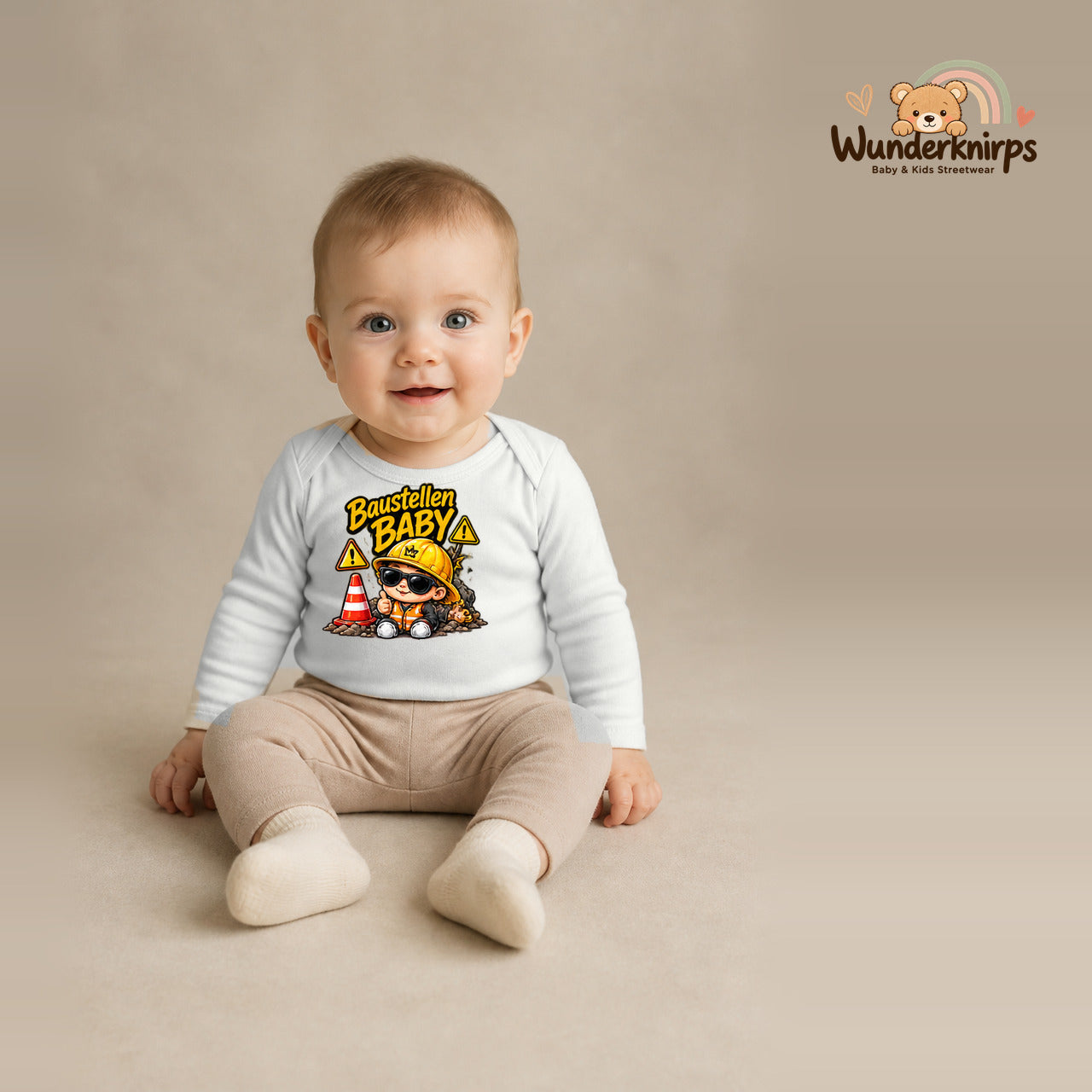 Babybody für Jungen in Weiß mit Motiv „Baustellenbaby“, getragen von einem Kind – Wunderknirps.