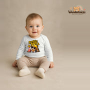 Babybody für Jungen in Weiß mit Motiv „Baustellenbaby“, getragen von einem Kind – Wunderknirps.
