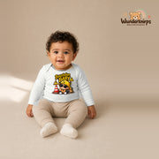 Babybody für Jungen in Weiß mit Motiv „Baustellenbaby“, getragen von einem Kind – Wunderknirps.