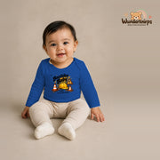 Babybody für Mädchen in Blau mit Motiv „Baustellenbaby“, getragen von einem Kind – Wunderknirps.