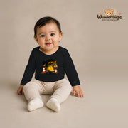 Babybody für Mädchen in Schwarz mit Motiv „Baustellenbaby“, getragen von einem Kind – Wunderknirps.