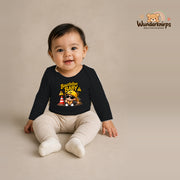 Babybody für Mädchen in Schwarz mit Motiv „Baustellenbaby“, getragen von einem Kind – Wunderknirps.