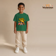 T-Shirt für Jungen in Grün mit Motiv „Baustellenbaby“, getragen von einem Kind – Wunderknirps.