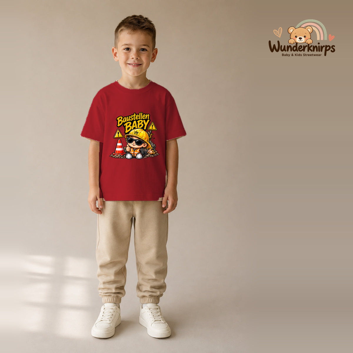 T-Shirt für Jungen in Rot mit Motiv „Baustellenbaby“, getragen von einem Kind – Wunderknirps.