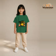 T-Shirt für Mädchen in Grün mit Motiv „Baustellenbaby“, getragen von einem Kind – Wunderknirps.