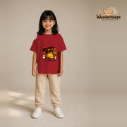 T-Shirt für Mädchen in Rot mit Motiv „Baustellenbaby“, getragen von einem Kind – Wunderknirps.