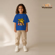 T-Shirt für Mädchen in Blau mit Motiv „Baustellenbaby“, getragen von einem Kind – Wunderknirps.
