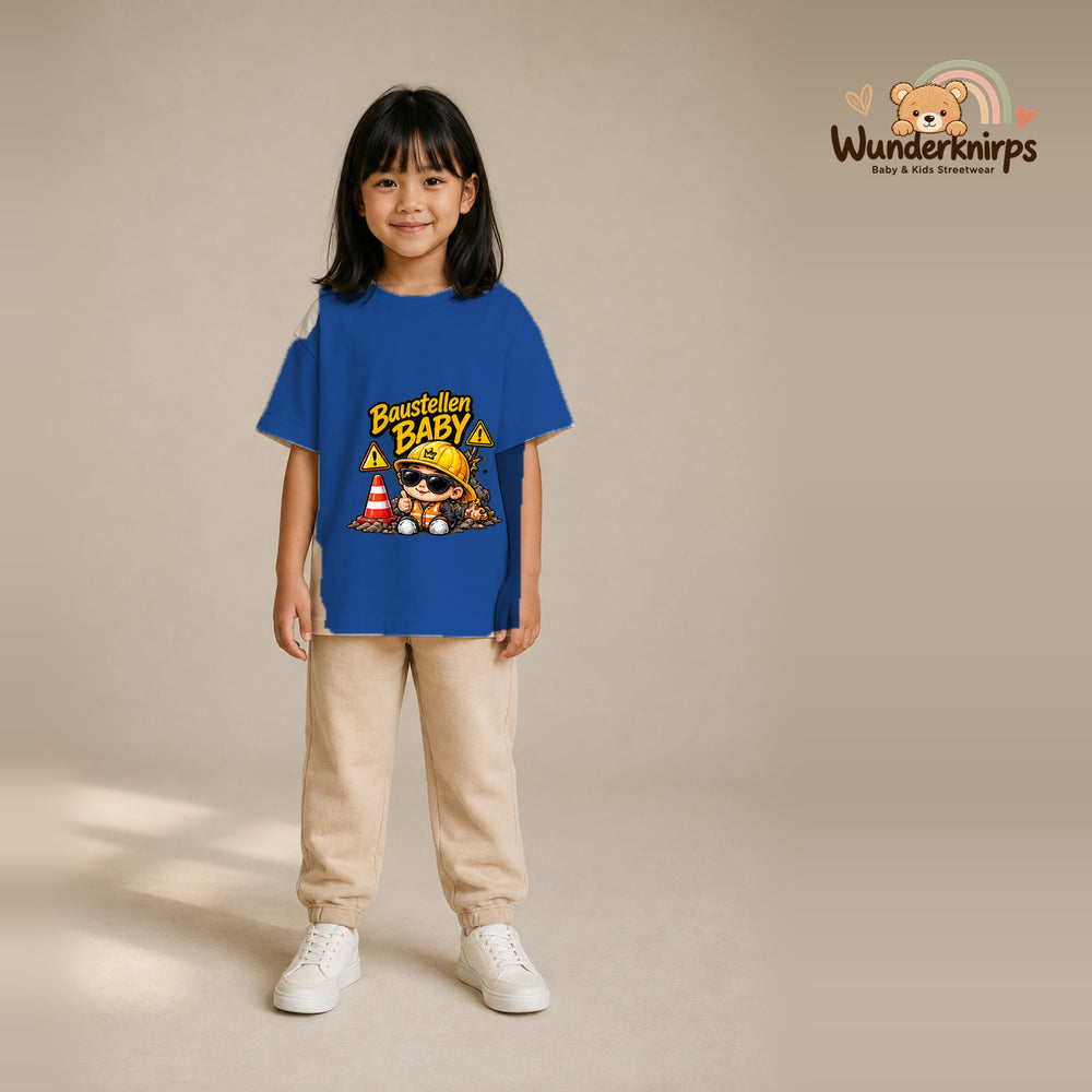 T-Shirt für Mädchen in Blau mit Motiv „Baustellenbaby“, getragen von einem Kind – Wunderknirps.