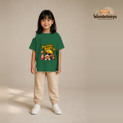 T-Shirt für Mädchen in Grün mit Motiv „Baustellenbaby“, getragen von einem Kind – Wunderknirps.