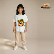 T-Shirt für Mädchen in Weiß mit Motiv „Baustellenbaby“, getragen von einem Kind – Wunderknirps.