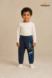 Glaube an dich: Hände für kleine Entdecker – Babyhose für Jungen: Navy mit Hände-Druck am Hosenbein – Wunderknirps.