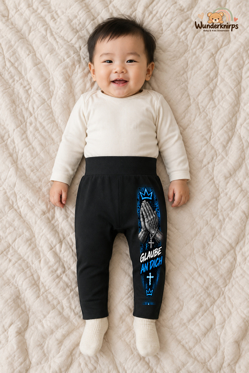Glaube an dich: Hände für kleine Entdecker – Babyhose für Jungen: Schwarz mit Hände-Druck am Hosenbein – Wunderknirps.