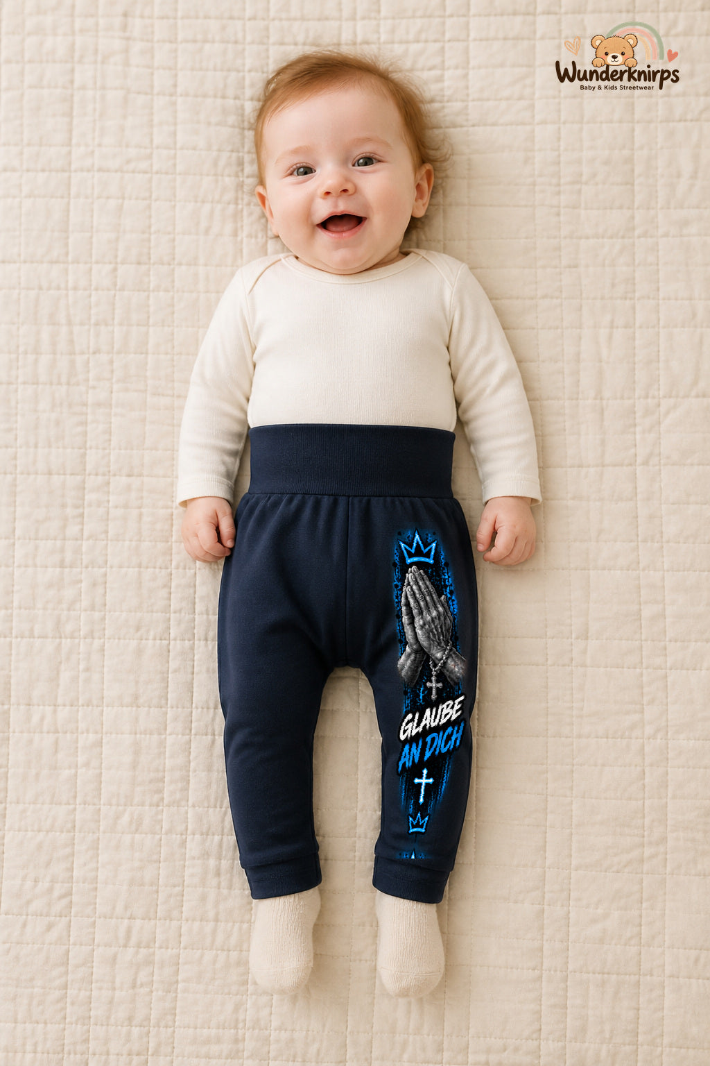 Glaube an dich – Hände mit Persönlichkeit – Babyhose für Mädchen: Navy mit Hände-Druck am Hosenbein – Wunderknirps.
