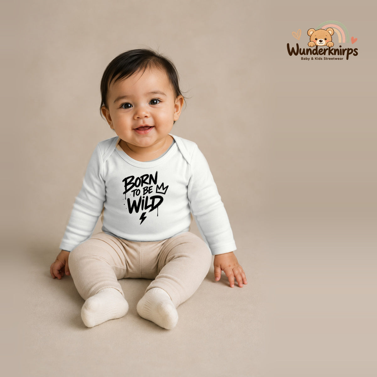 Babybody für Mädchen in Weiß mit Motiv „Born to be Wild“, getragen von einem Kind – Wunderknirps.