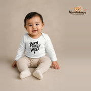 Babybody für Mädchen in Weiß mit Motiv „Born to be Wild“, getragen von einem Kind – Wunderknirps.