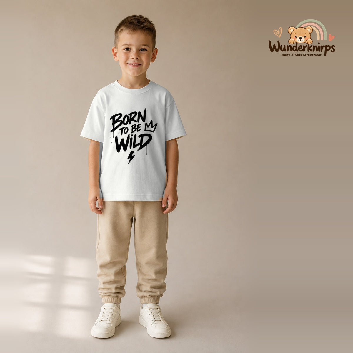 T-Shirt für Jungen in Weiß mit Motiv „Born to be Wild“, getragen von einem Kind – Wunderknirps.