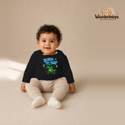 Babybody für Jungen in Schwarz mit Motiv „Born to Nap“, getragen von einem Kind – Wunderknirps.