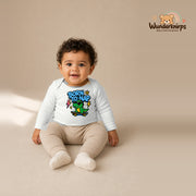 Babybody für Jungen in Weiß mit Motiv „Born to Nap“, getragen von einem Kind – Wunderknirps.