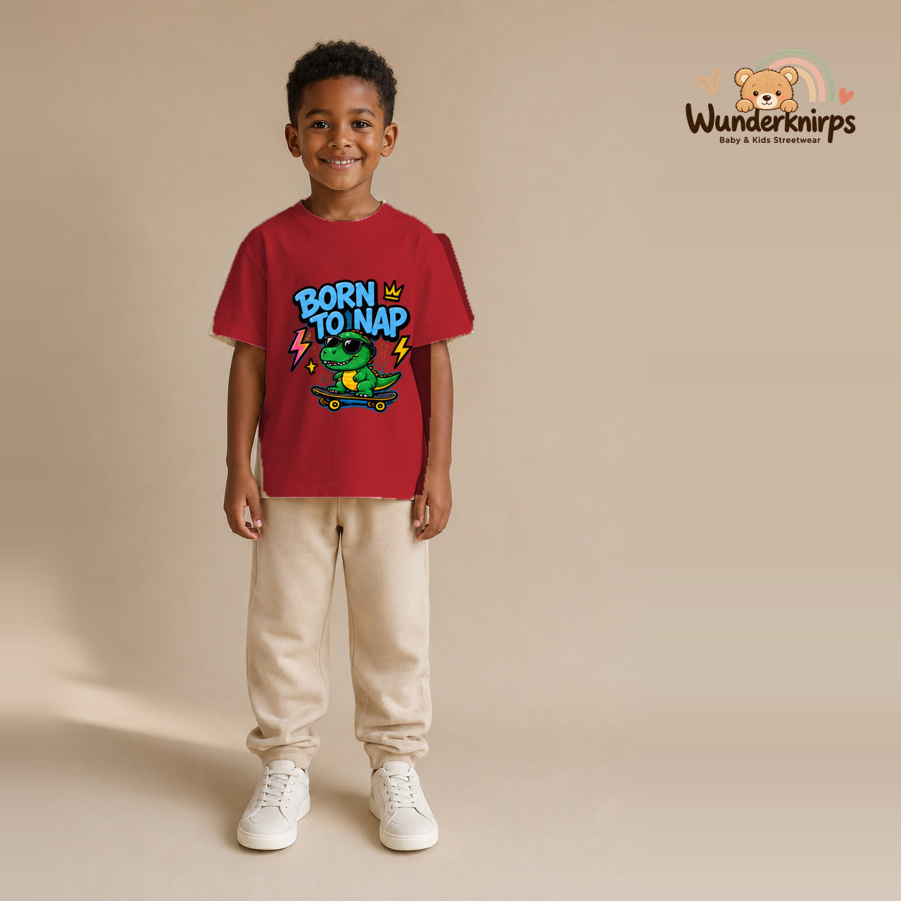 T-Shirt für Jungen in Rot mit Motiv „Born to Nap“, getragen von einem Kind – Wunderknirps.