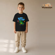 T-Shirt für Jungen in Schwarz mit Motiv „Born to Nap“, getragen von einem Kind – Wunderknirps.