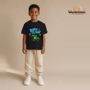 T-Shirt für Jungen in Schwarz mit Motiv „Born to Nap“, getragen von einem Kind – Wunderknirps.