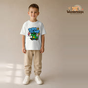 T-Shirt für Jungen in Weiß mit Motiv „Born to Nap“, getragen von einem Kind – Wunderknirps.