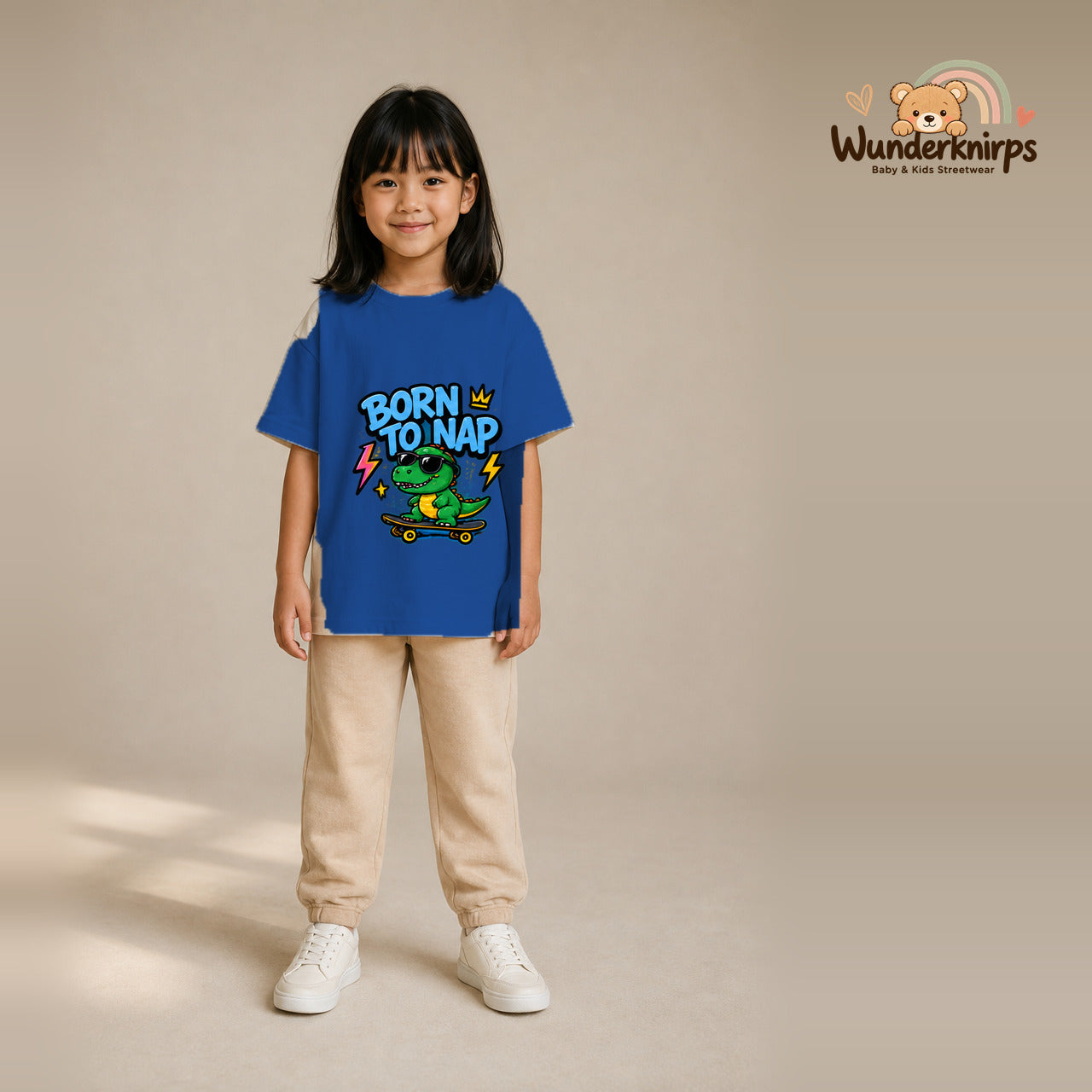 T-Shirt für Mädchen in Blau mit Motiv „Born to Nap“, getragen von einem Kind – Wunderknirps.