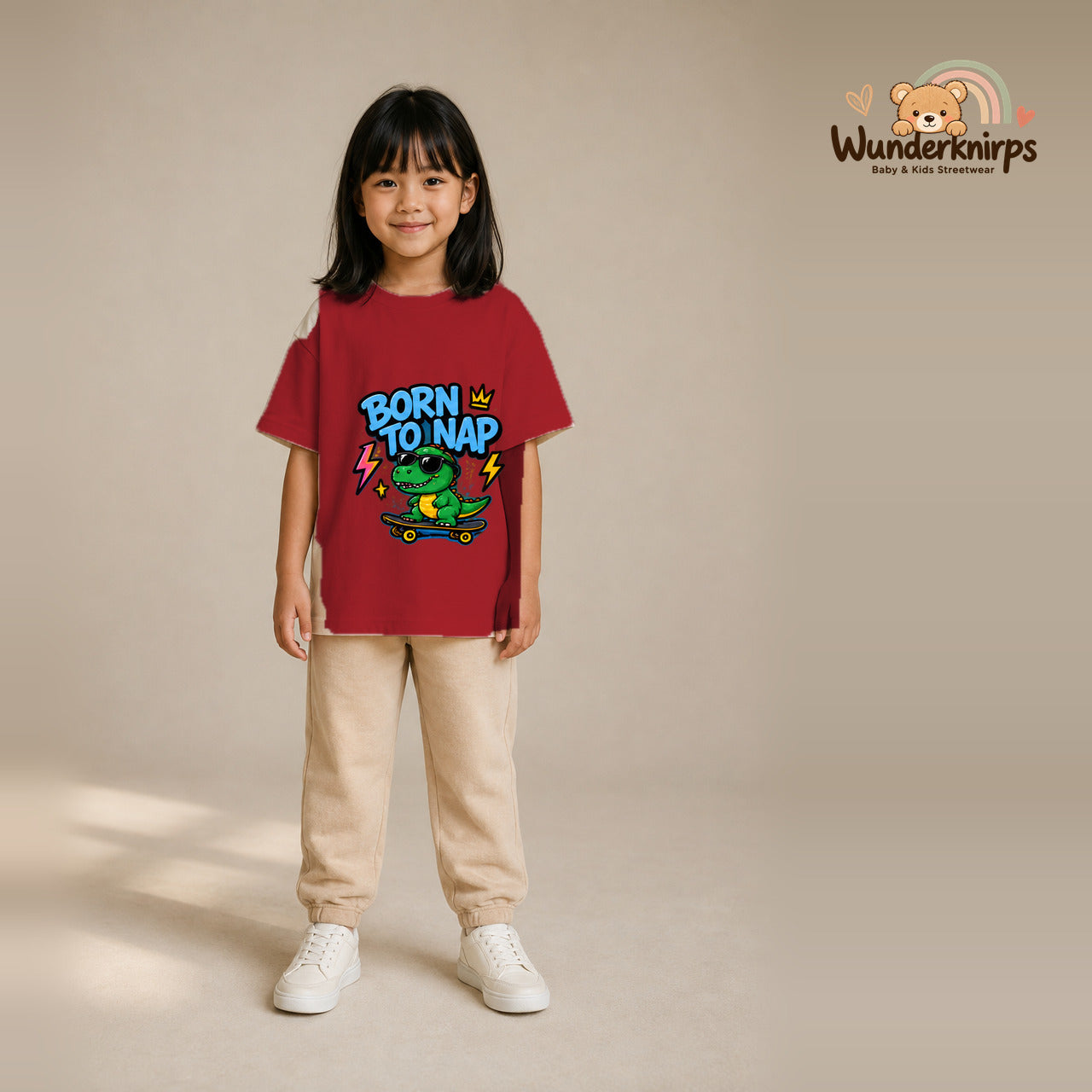 T-Shirt für Mädchen in Rot mit Motiv „Born to Nap“, getragen von einem Kind – Wunderknirps.