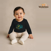 Babybody für Mädchen in Schwarz mit Motiv „Chaos Abteilung“, getragen von einem Kind – Wunderknirps.