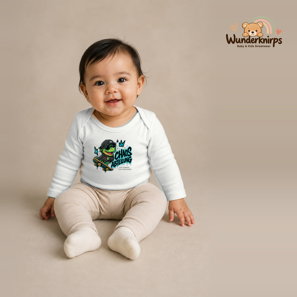 Babybody für Mädchen in Weiß mit Motiv „Chaos Abteilung“, getragen von einem Kind – Wunderknirps.