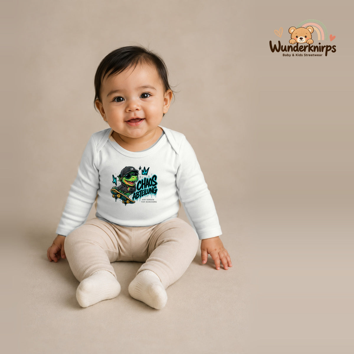 Babybody für Mädchen in Weiß mit Motiv „Chaos Abteilung“, getragen von einem Kind – Wunderknirps.