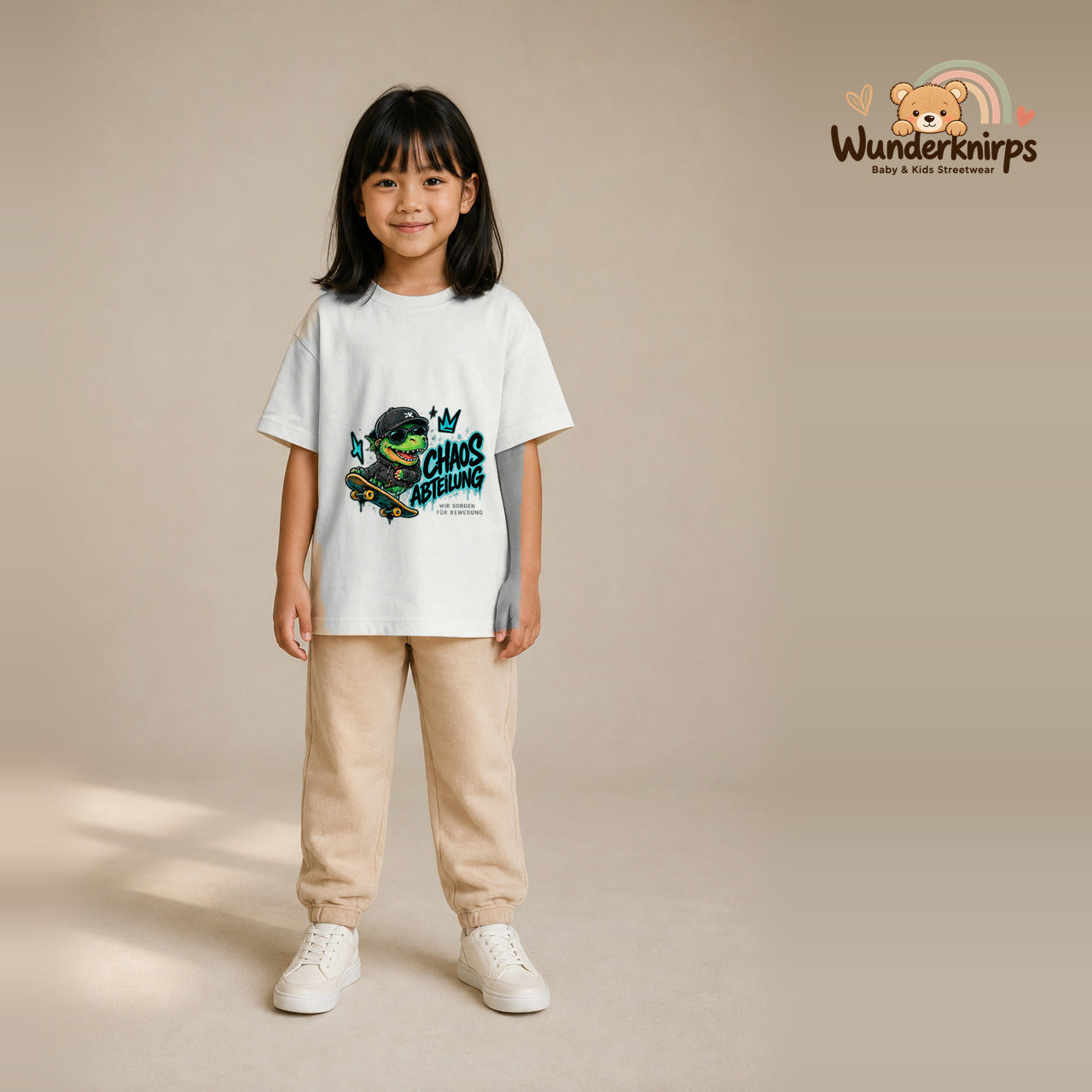 T-Shirt für Mädchen in Weiß mit Motiv „Chaos Abteilung“, getragen von einem Kind – Wunderknirps.