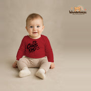 Babybody für Jungen in Rot mit Motiv „Chaoskind“, getragen von einem Kind – Wunderknirps.