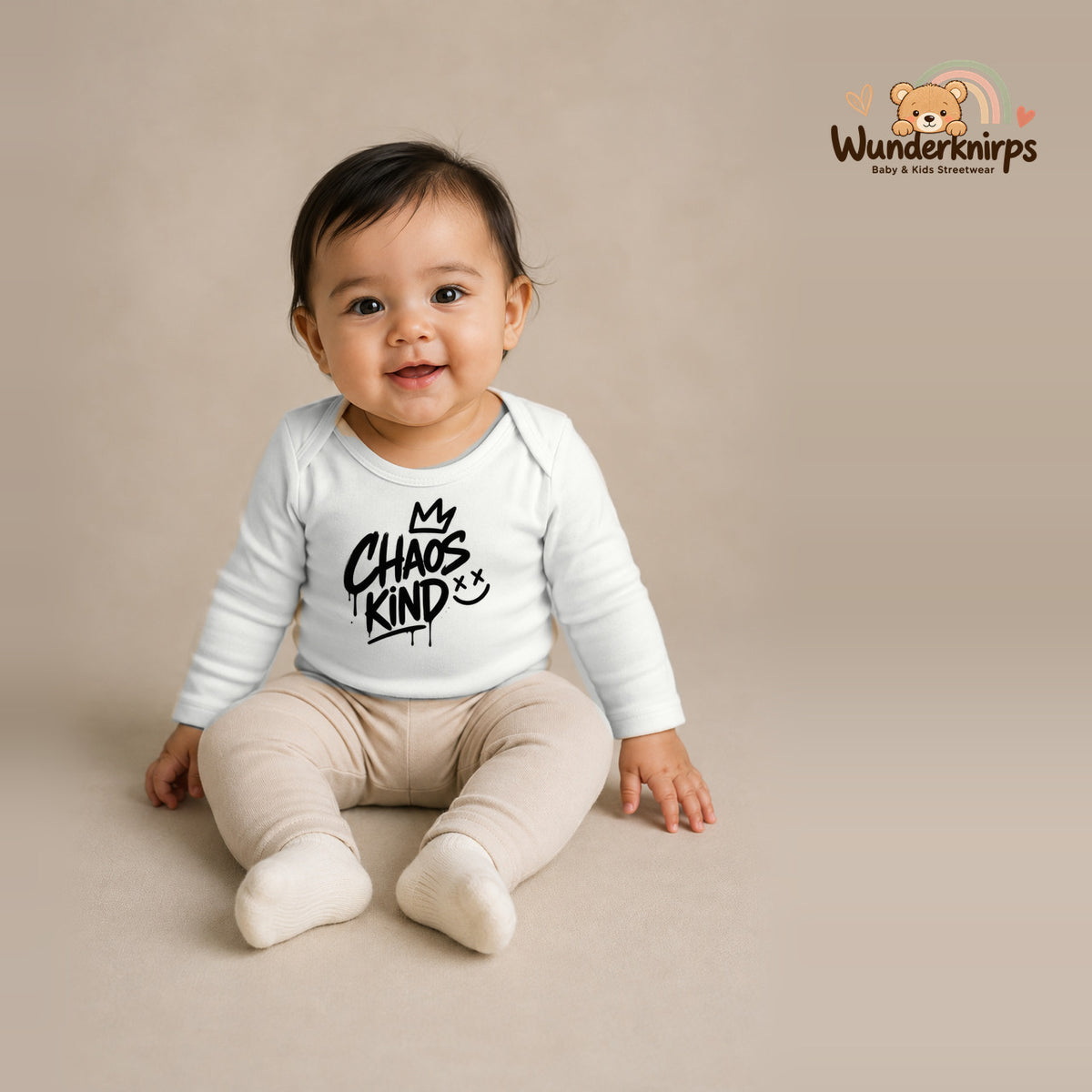Babybody für Mädchen in Weiß mit Motiv „Chaoskind“, getragen von einem Kind – Wunderknirps.