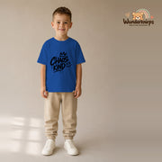 T-Shirt für Jungen in Blau mit Motiv „Chaoskind“, getragen von einem Kind – Wunderknirps.
