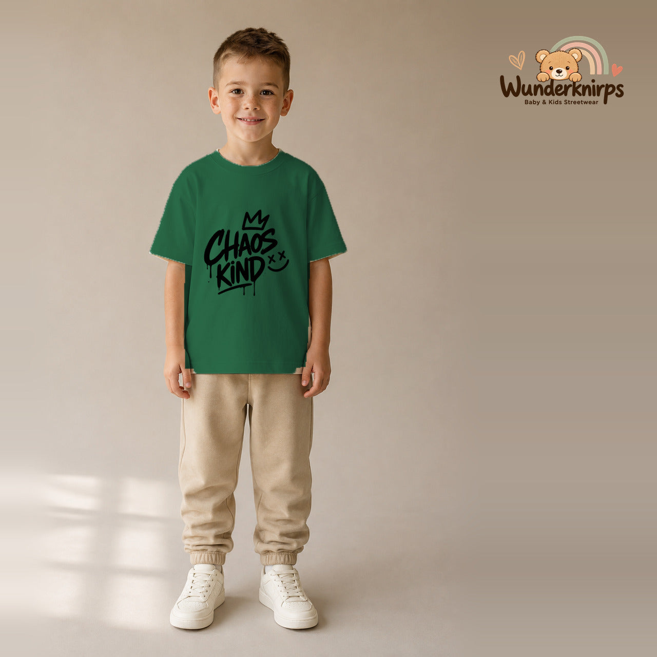 T-Shirt für Jungen in Grün mit Motiv „Chaoskind“, getragen von einem Kind – Wunderknirps.