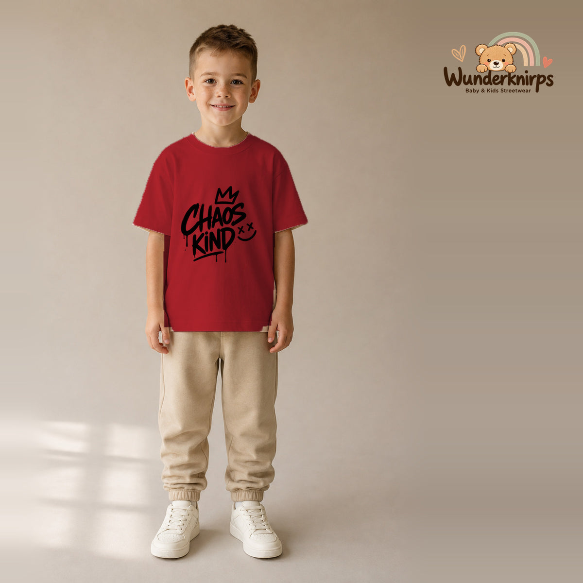 T-Shirt für Jungen in Rot mit Motiv „Chaoskind“, getragen von einem Kind – Wunderknirps.