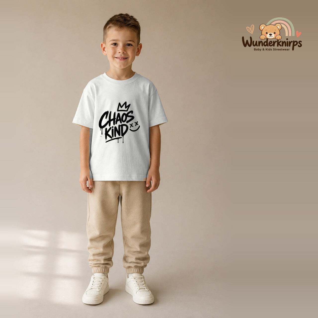 T-Shirt für Jungen in Weiß mit Motiv „Chaoskind“, getragen von einem Kind – Wunderknirps.
