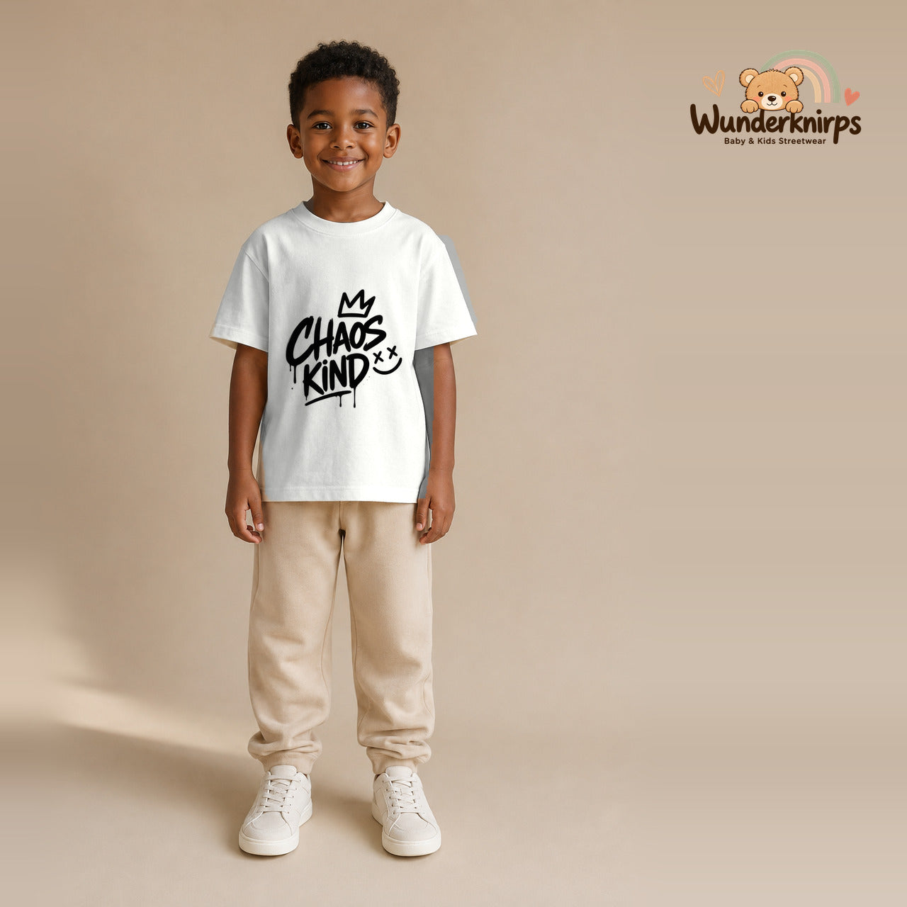 T-Shirt für Jungen in Weiß mit Motiv „Chaoskind“, getragen von einem Kind – Wunderknirps.