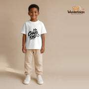 T-Shirt für Jungen in Weiß mit Motiv „Chaoskind“, getragen von einem Kind – Wunderknirps.