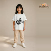T-Shirt für Mädchen in Weiß mit Motiv „Chaoskind“, getragen von einem Kind – Wunderknirps.
