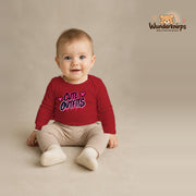 Babybody für Jungen in Rot mit Motiv „Cute Outfits“, getragen von einem Kind – Wunderknirps.