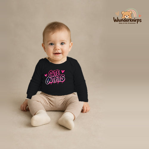 Babybody für Jungen in Schwarz mit Motiv „Cute Outfits“, getragen von einem Kind – Wunderknirps.