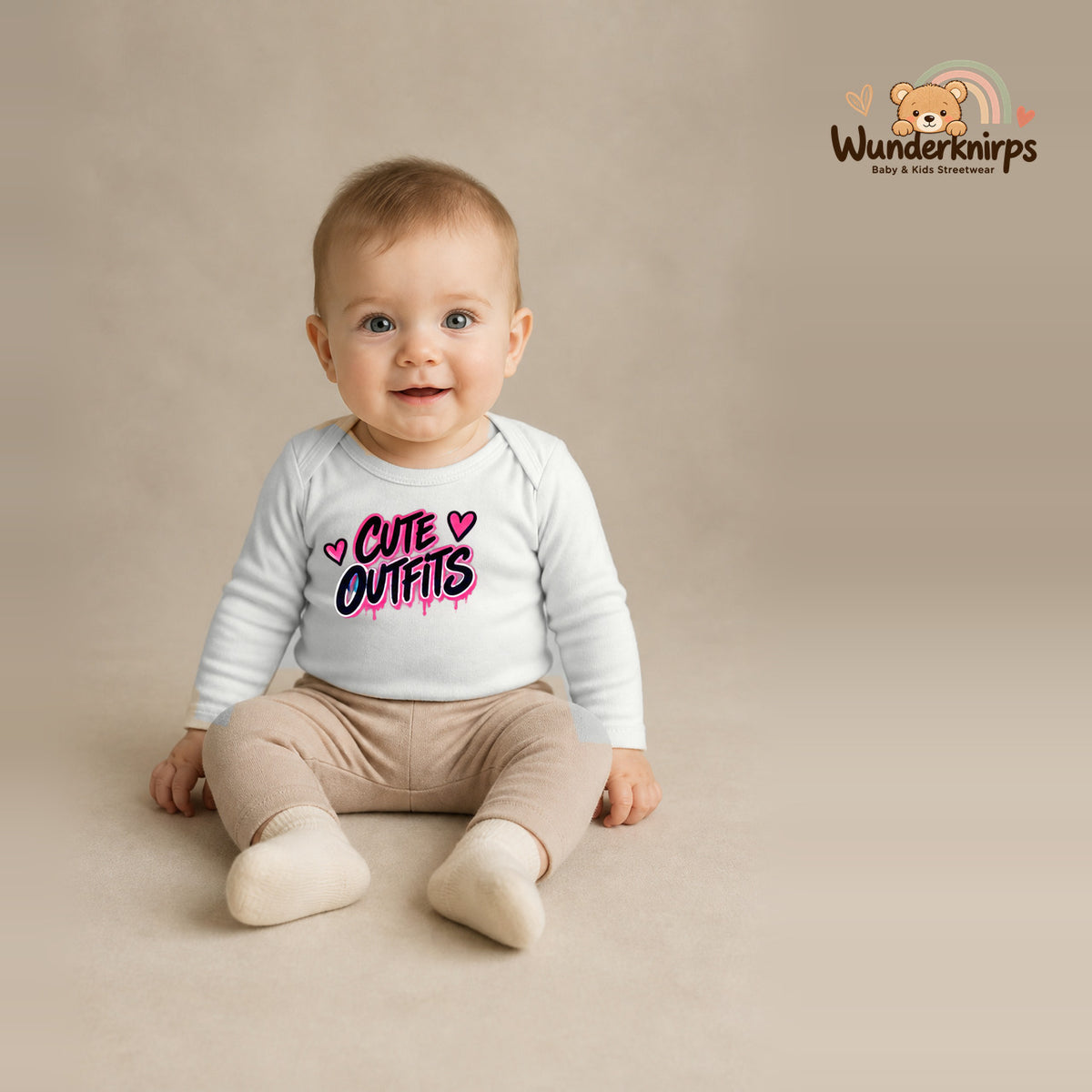 Babybody für Jungen in Weiß mit Motiv „Cute Outfits“, getragen von einem Kind – Wunderknirps.