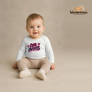Babybody für Jungen in Weiß mit Motiv „Cute Outfits“, getragen von einem Kind – Wunderknirps.