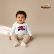 Babybody für Jungen in Weiß mit Motiv „Cute Outfits“, getragen von einem Kind – Wunderknirps.