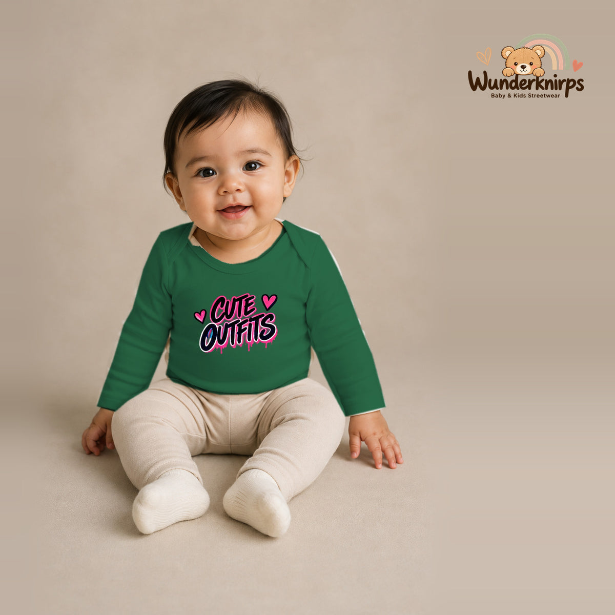 Babybody für Mädchen in Grün mit Motiv „Cute Outfits“, getragen von einem Kind – Wunderknirps.
