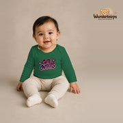 Babybody für Mädchen in Grün mit Motiv „Cute Outfits“, getragen von einem Kind – Wunderknirps.